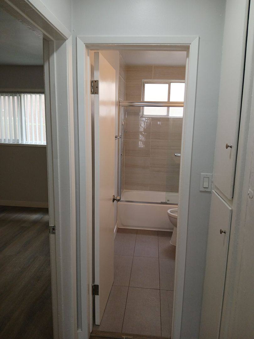 Apartment for rent at 544 N Hayworth Ave, Los Angeles, CA 90048