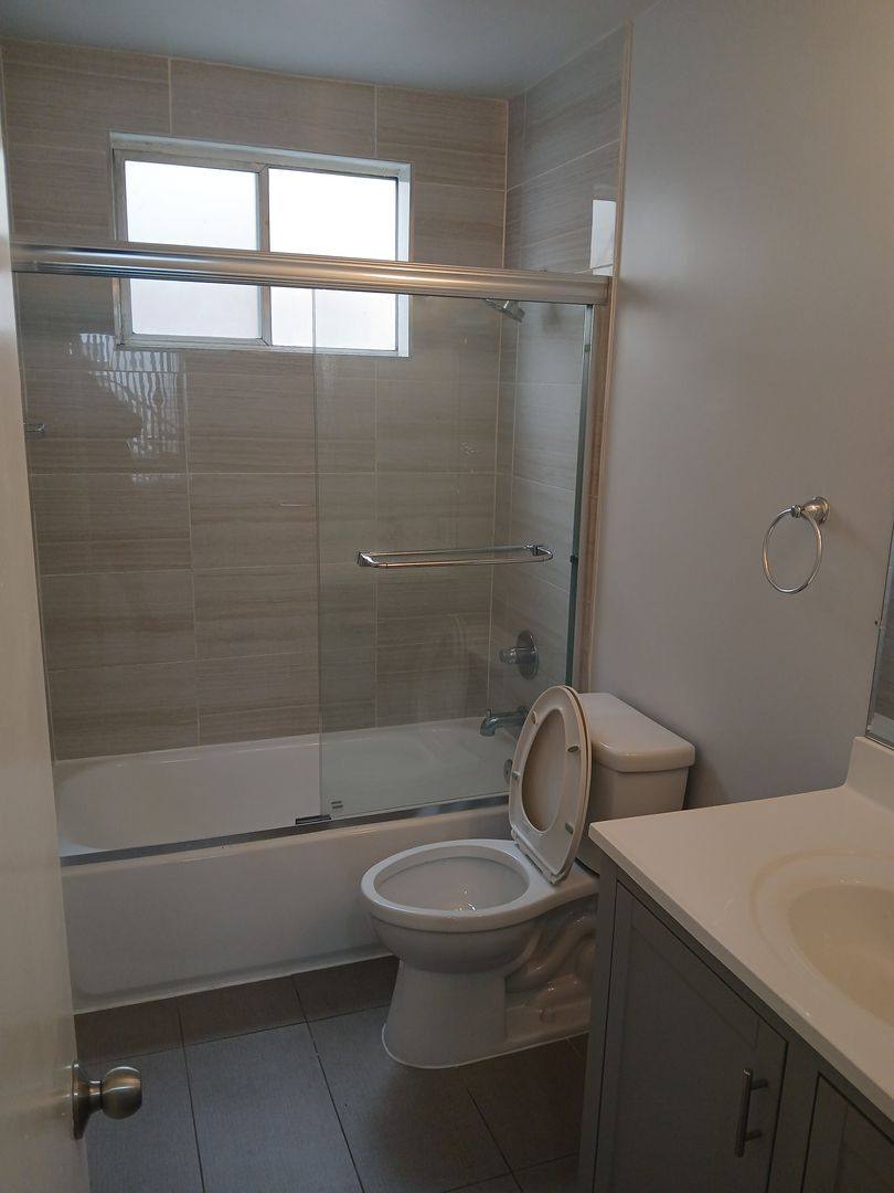 Apartment for rent at 544 N Hayworth Ave, Los Angeles, CA 90048