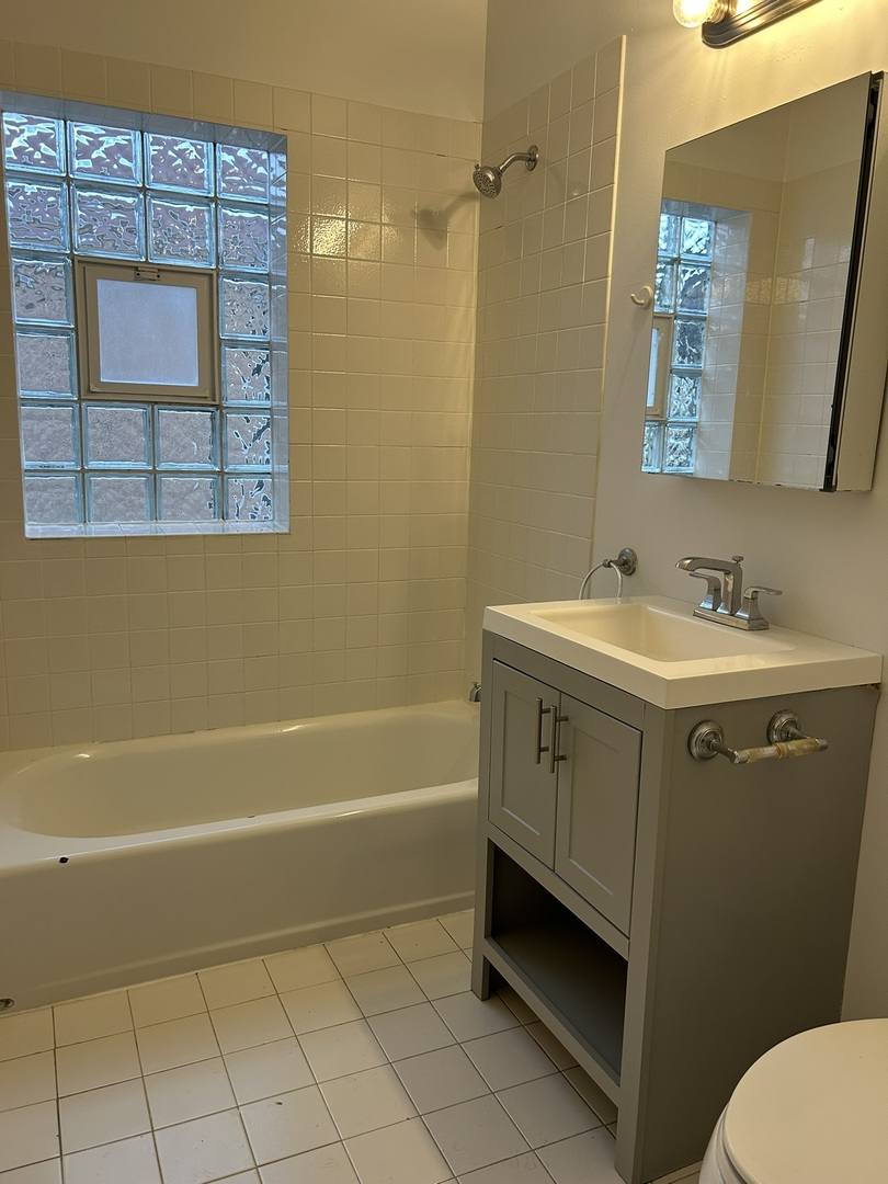 Apartment for rent at 2737 W Lunt Ave #2W, Chicago, IL 60645