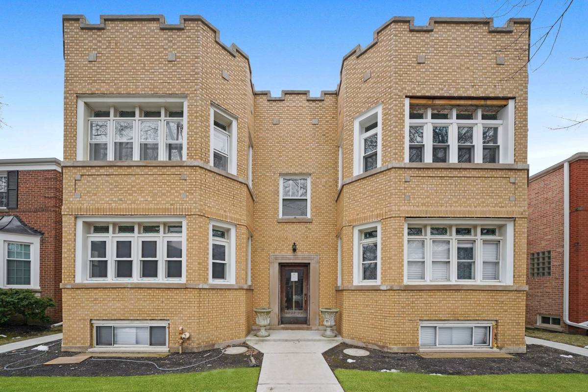 Apartment for rent at 2737 W Lunt Ave #2W, Chicago, IL 60645