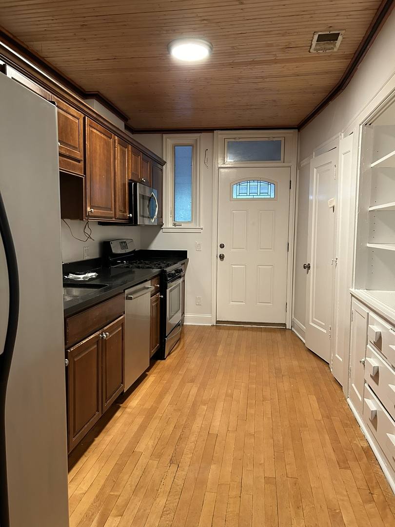 Apartment for rent at 2737 W Lunt Ave #2W, Chicago, IL 60645