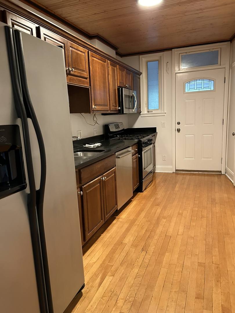 Apartment for rent at 2737 W Lunt Ave #2W, Chicago, IL 60645