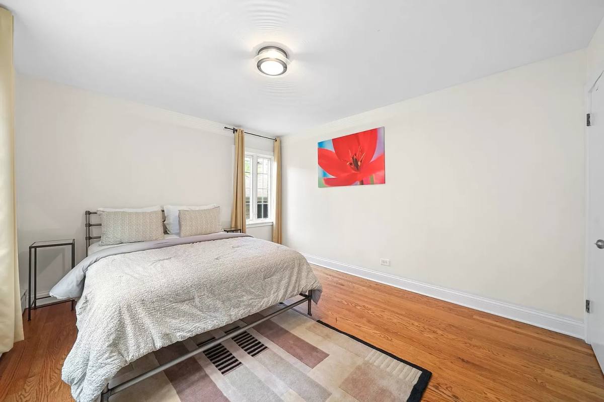 Apartment for rent at 2545 W Lunt Ave #1, Chicago, IL 60645