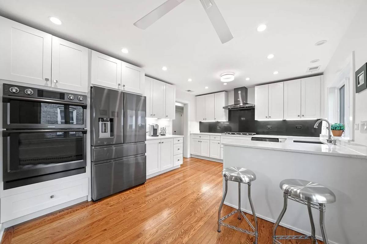 Apartment for rent at 2545 W Lunt Ave #1, Chicago, IL 60645