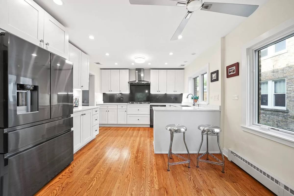 Apartment for rent at 2545 W Lunt Ave #1, Chicago, IL 60645