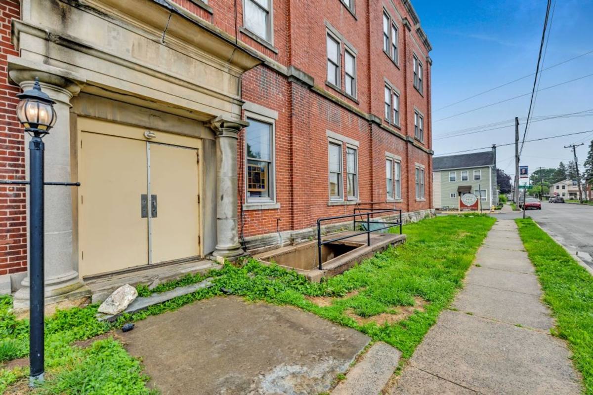 Apartment for rent at 100 W High St, Topton, PA 19562