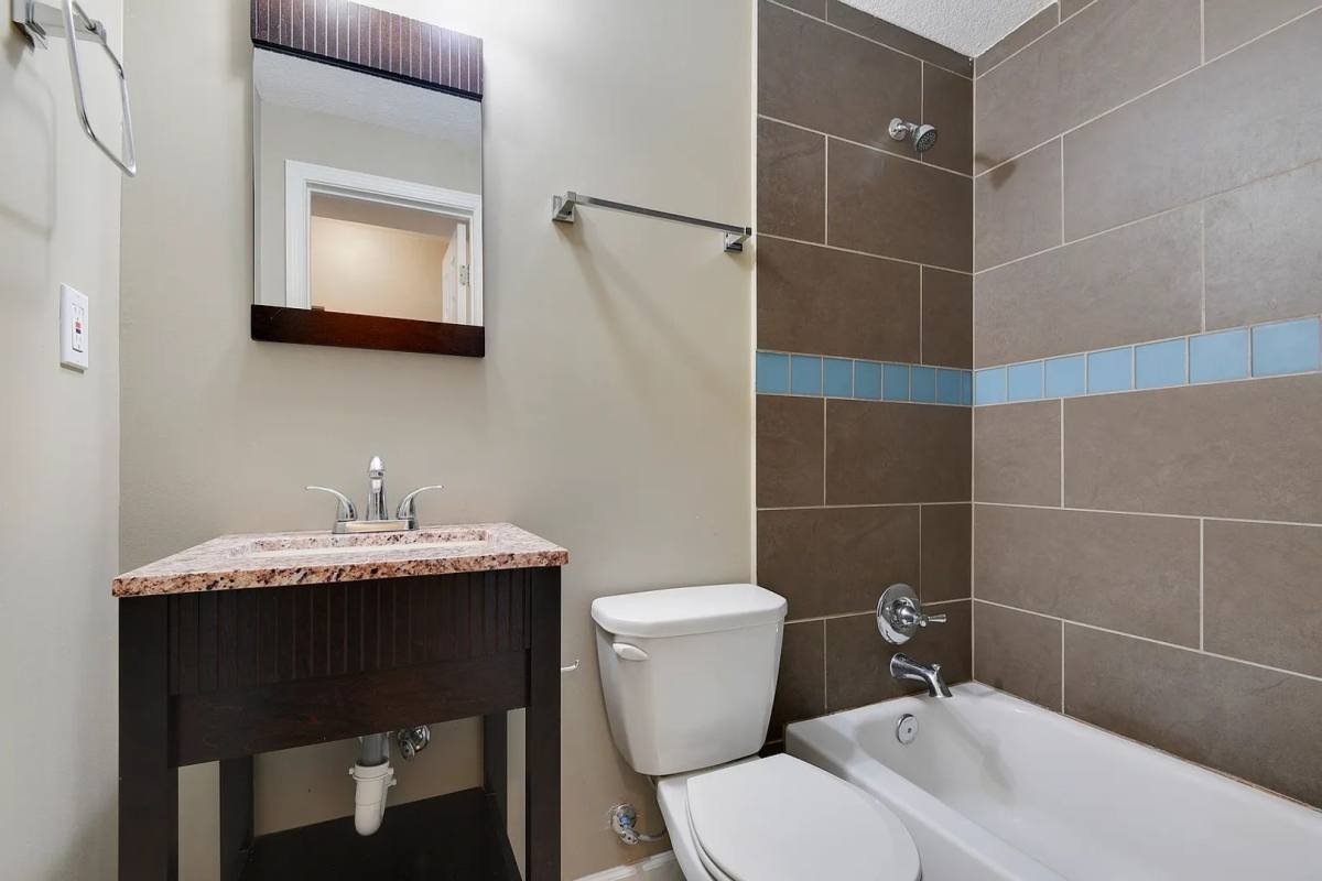 Apartment for rent at 24 E Linwood Blvd, Kansas City, MO 64111