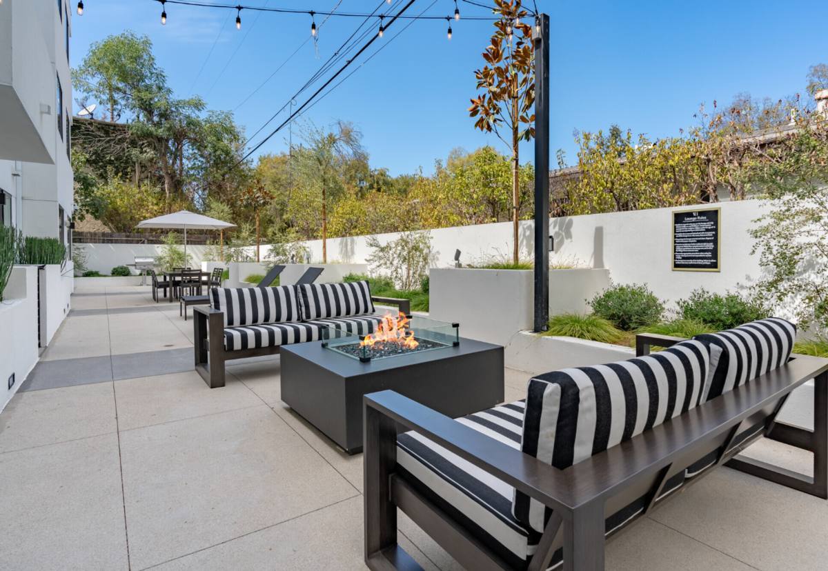 Apartment for rent at 11445 Riverside Dr, North Hollywood, CA 91602