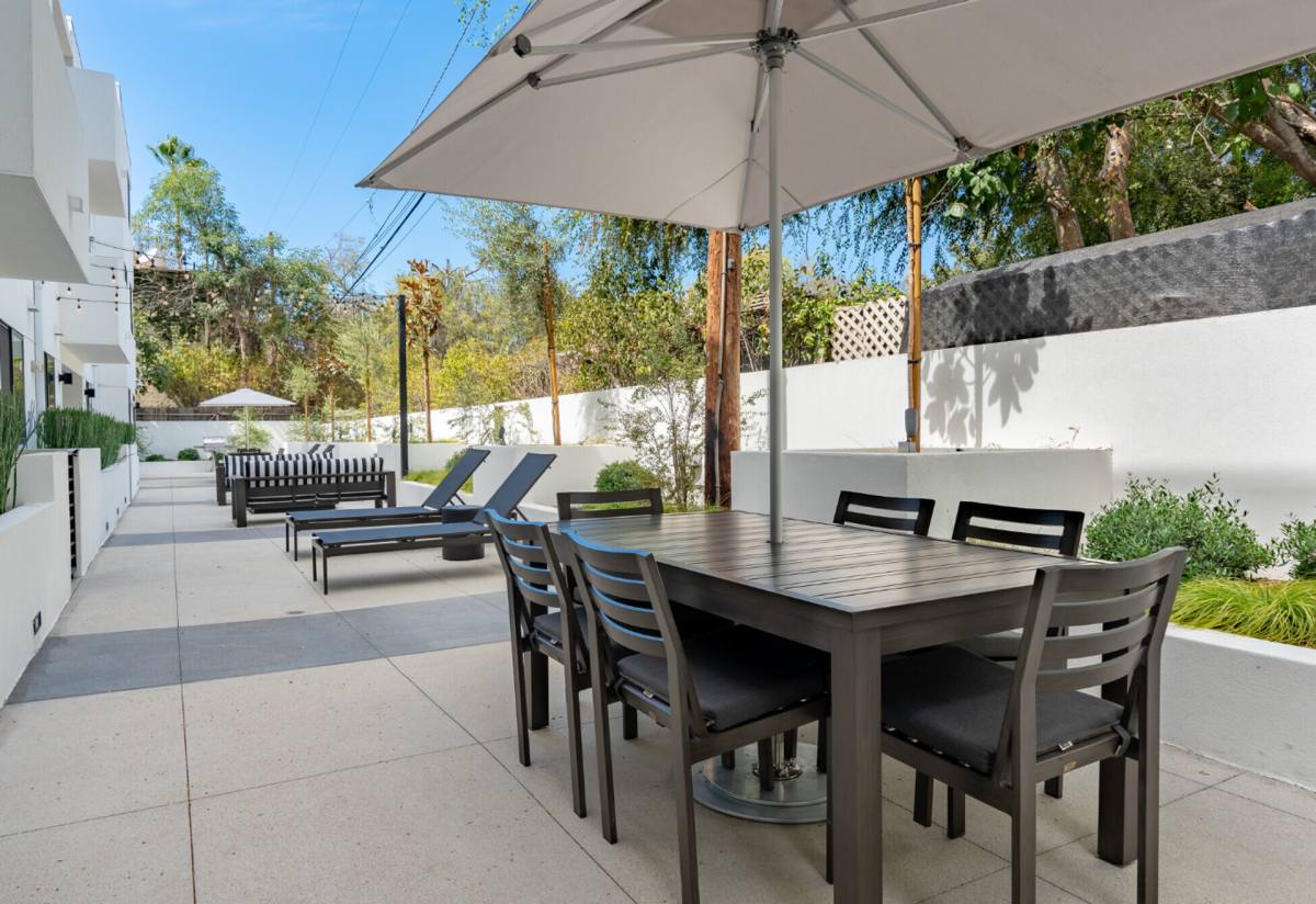 Apartment for rent at 11445 Riverside Dr, North Hollywood, CA 91602