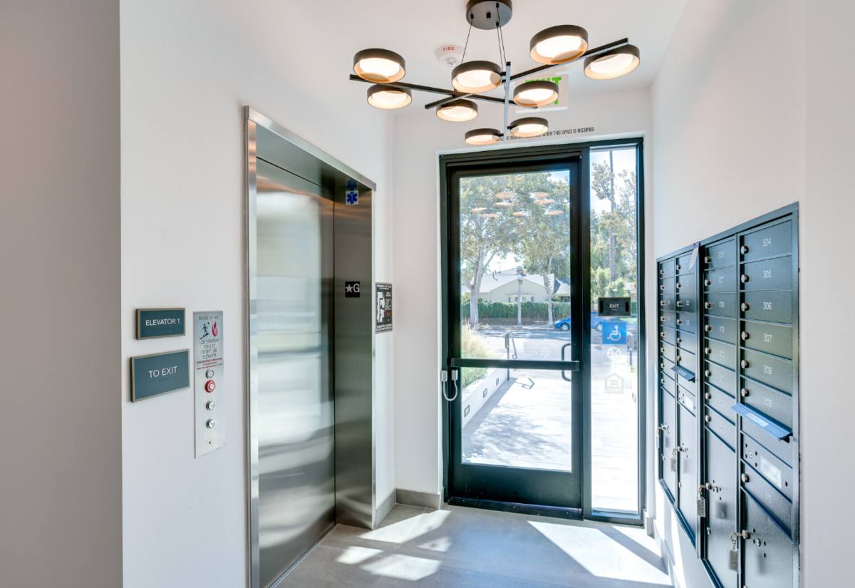 Apartment for rent at 11445 Riverside Dr, North Hollywood, CA 91602