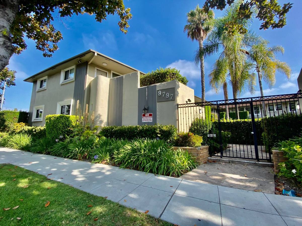 Apartment for rent at 9797 National Blvd, Los Angeles, CA 90034