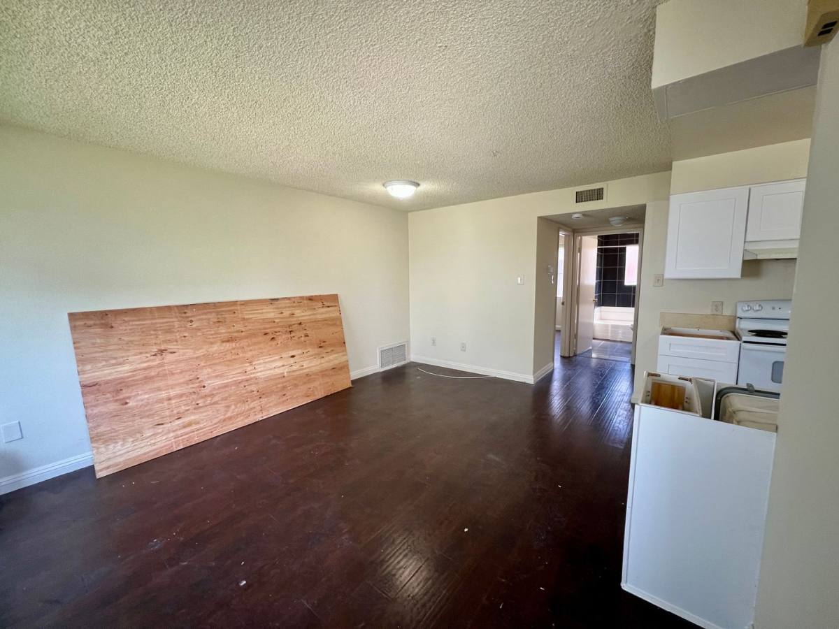 Apartment for rent at 925 Loma Ave, Long Beach, CA 90804