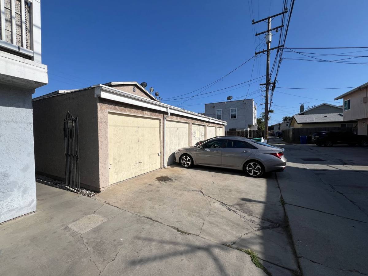 Apartment for rent at 925 Loma Ave, Long Beach, CA 90804