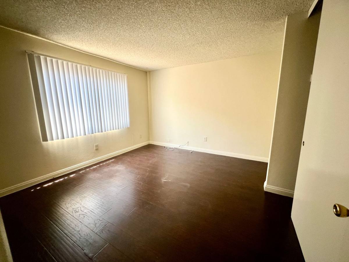 Apartment for rent at 925 Loma Ave, Long Beach, CA 90804