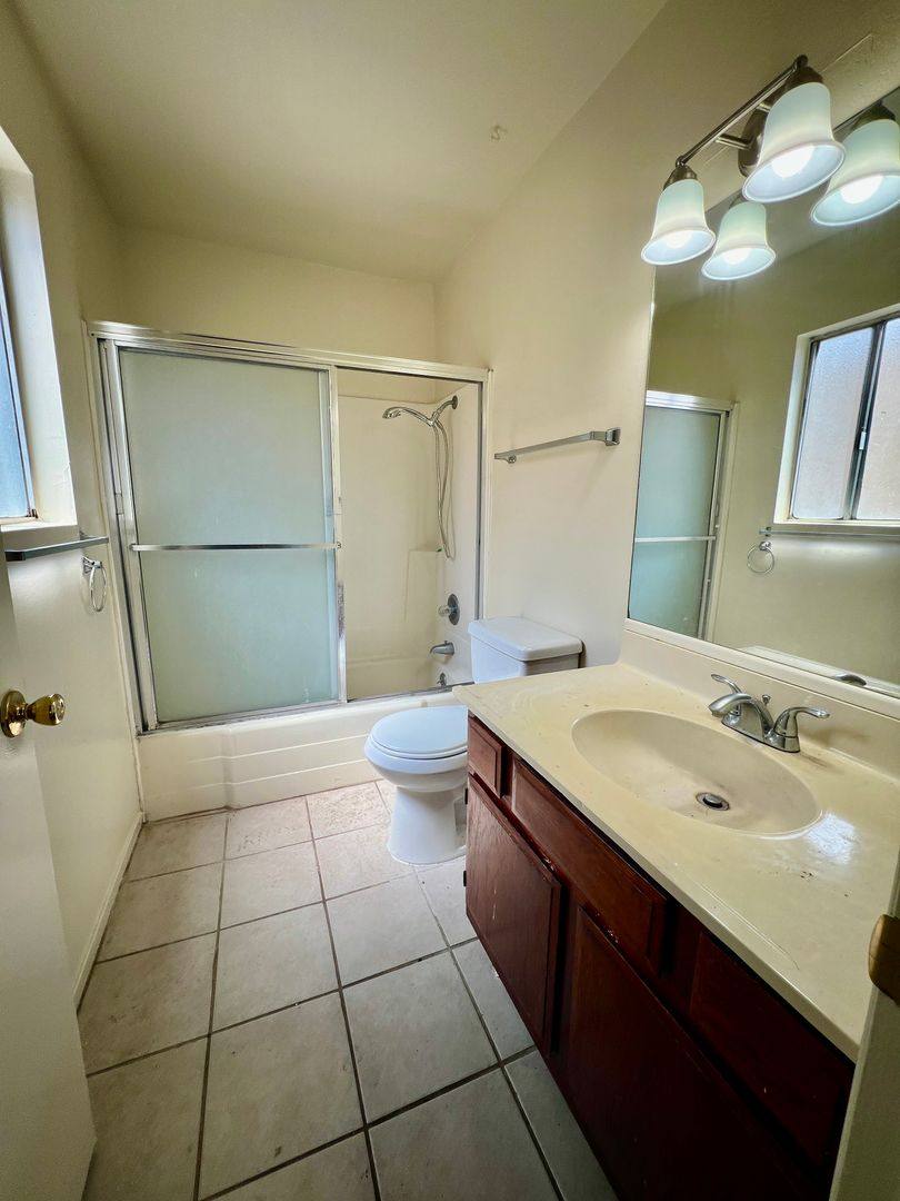 Apartment for rent at 925 Loma Ave, Long Beach, CA 90804