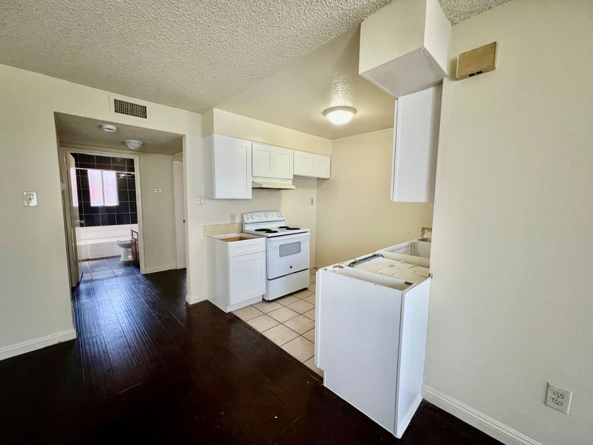 Apartment for rent at 925 Loma Ave, Long Beach, CA 90804