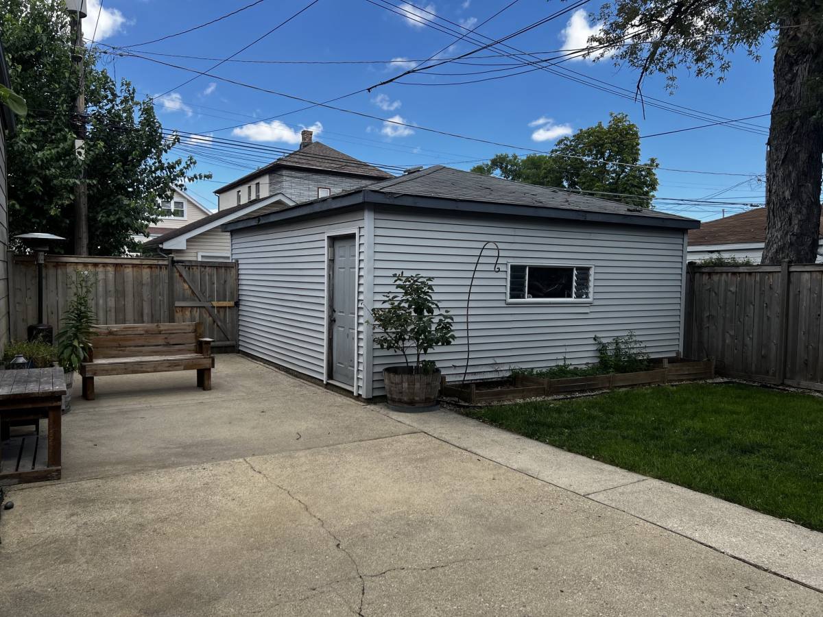 Apartment for rent at 5010 W Grace St #BSMT B, Chicago, IL 60641