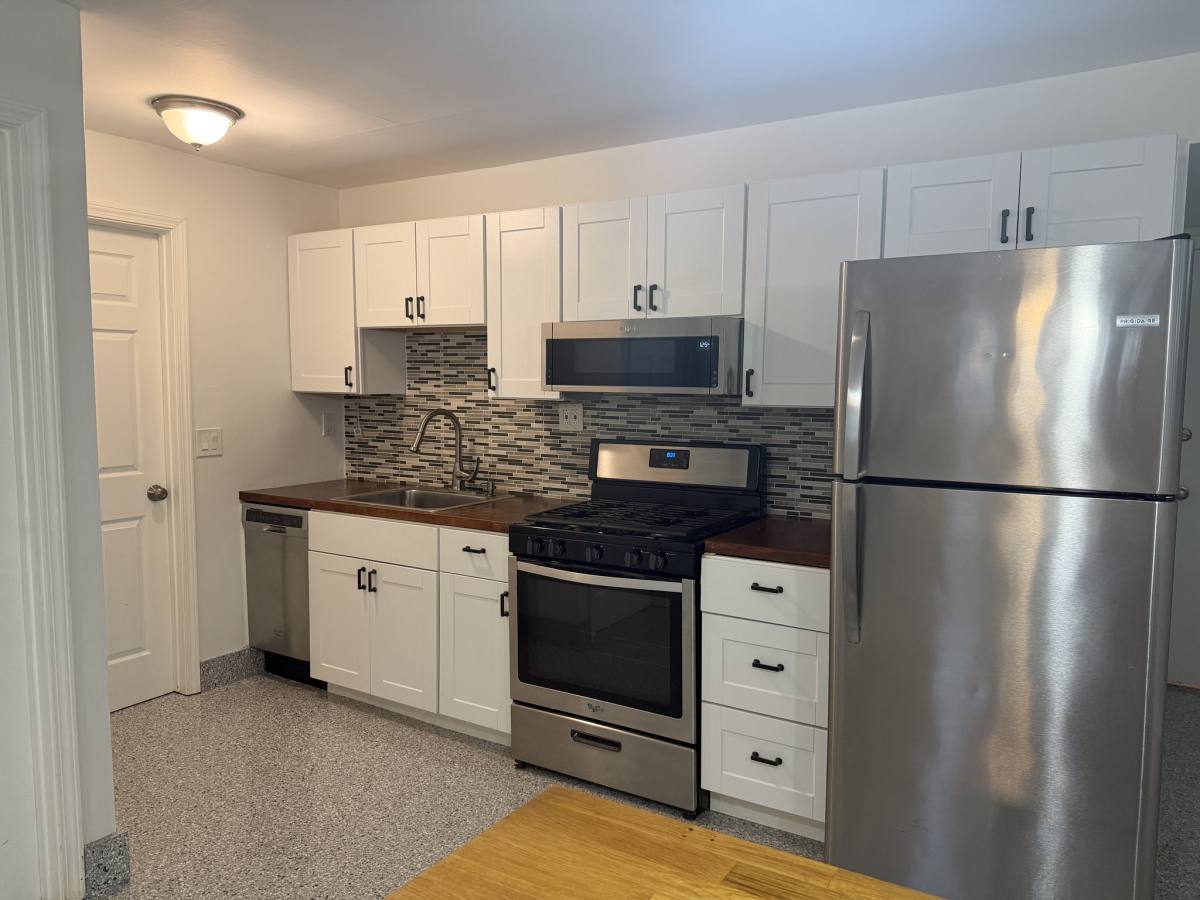 Apartment for rent at 5010 W Grace St #BSMT B, Chicago, IL 60641