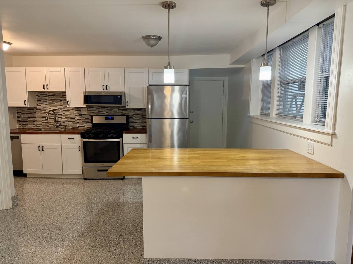 Apartment for rent at 5010 W Grace St #BSMT B, Chicago, IL 60641