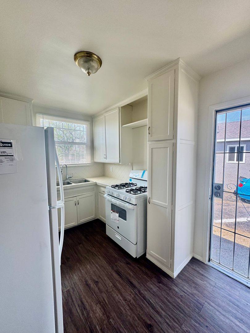 Townhouse for rent at 713-715 E Cocoa St, Compton, CA 90221