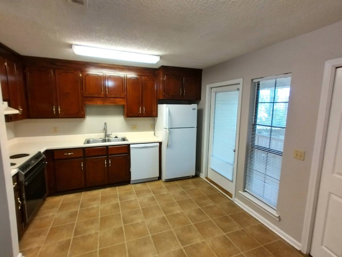 House for rent at 196 Lakeview Dr, Daleville, AL 36322