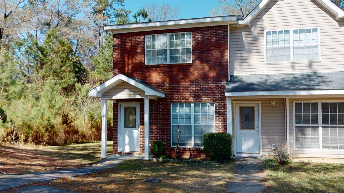 Townhouse for rent at 215 Lakeview Dr, Daleville, AL 36322
