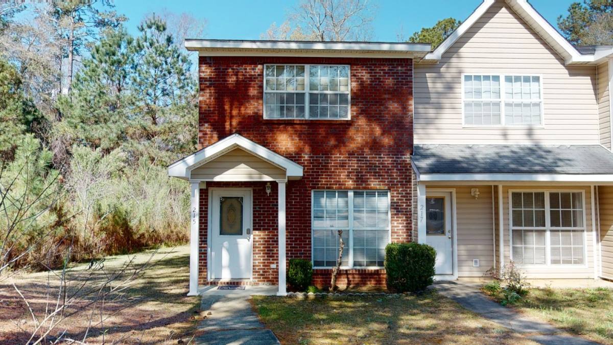 Townhouse for rent at 215 Lakeview Dr, Daleville, AL 36322