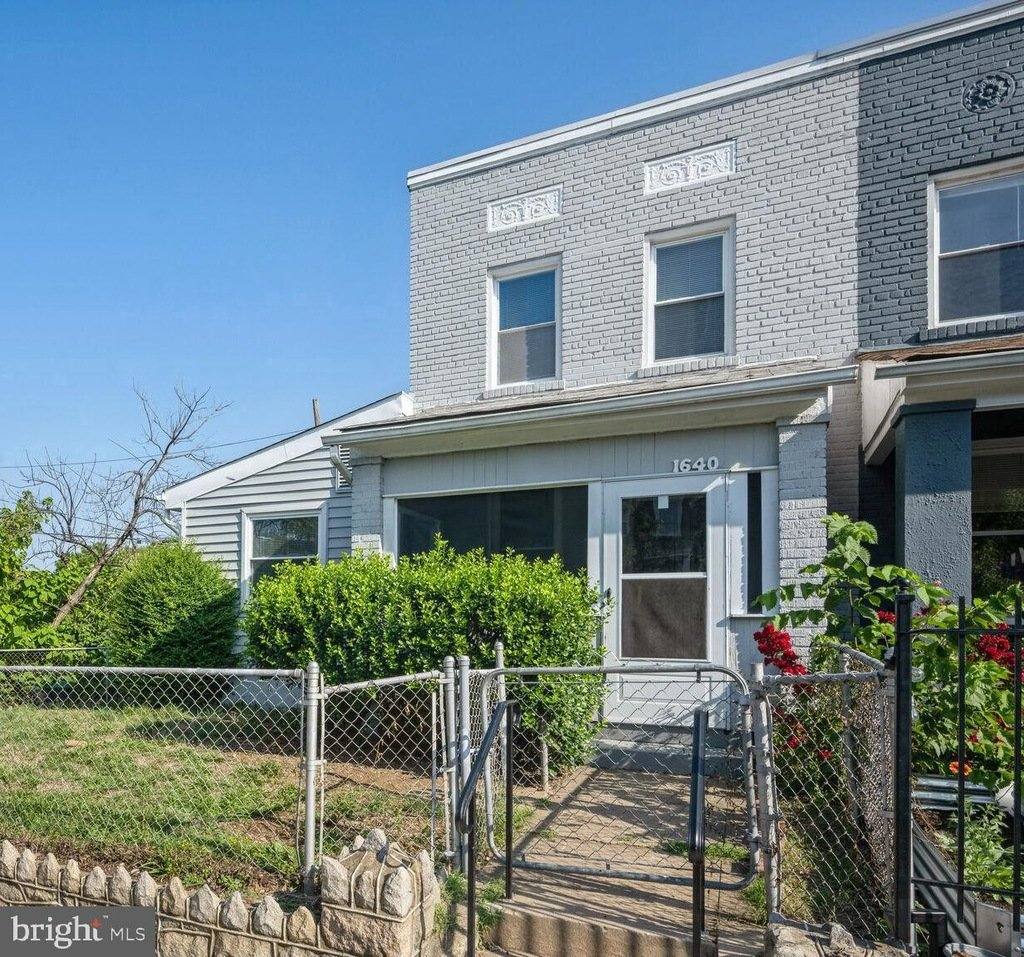 House for rent at 1640 L St NE, Washington, DC 20012