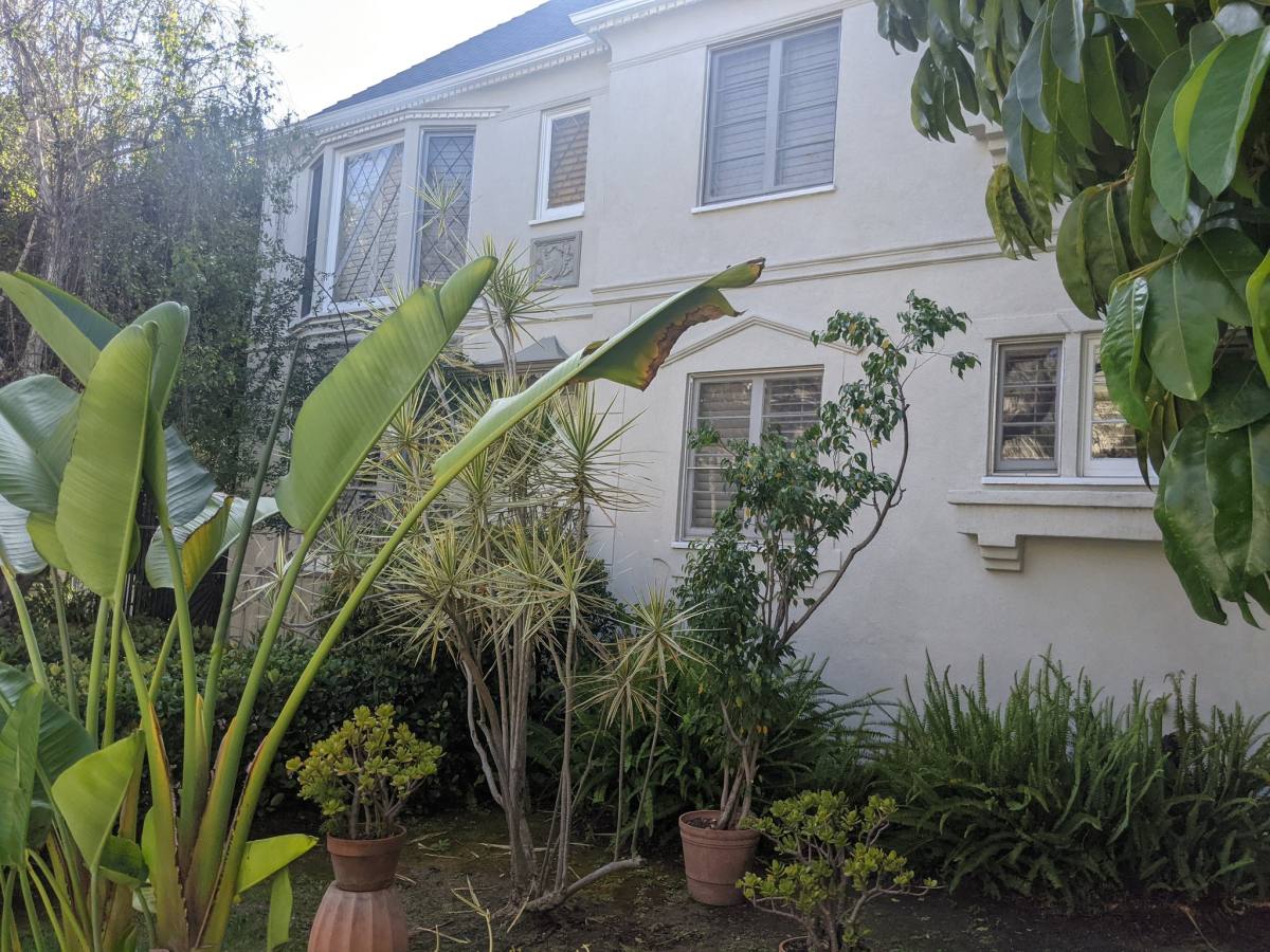 Apartment for rent at 451 N Oakhurst Dr, Beverly Hills, CA 90210