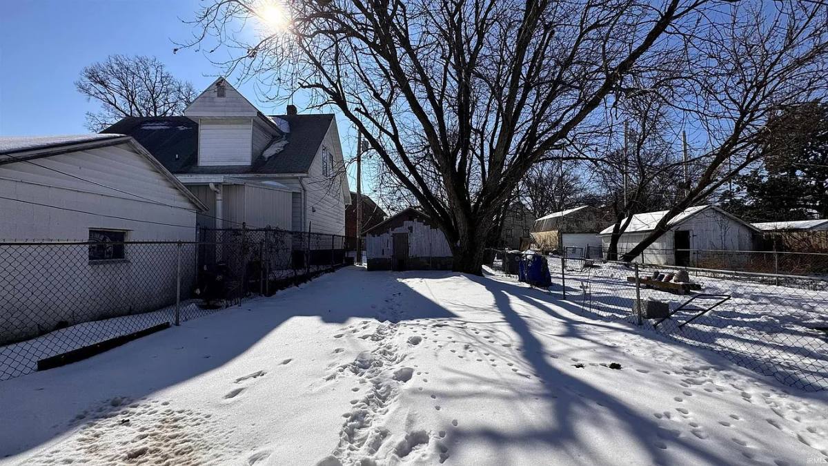 House for rent at 217 E Oregon St, Evansville, IN 47711