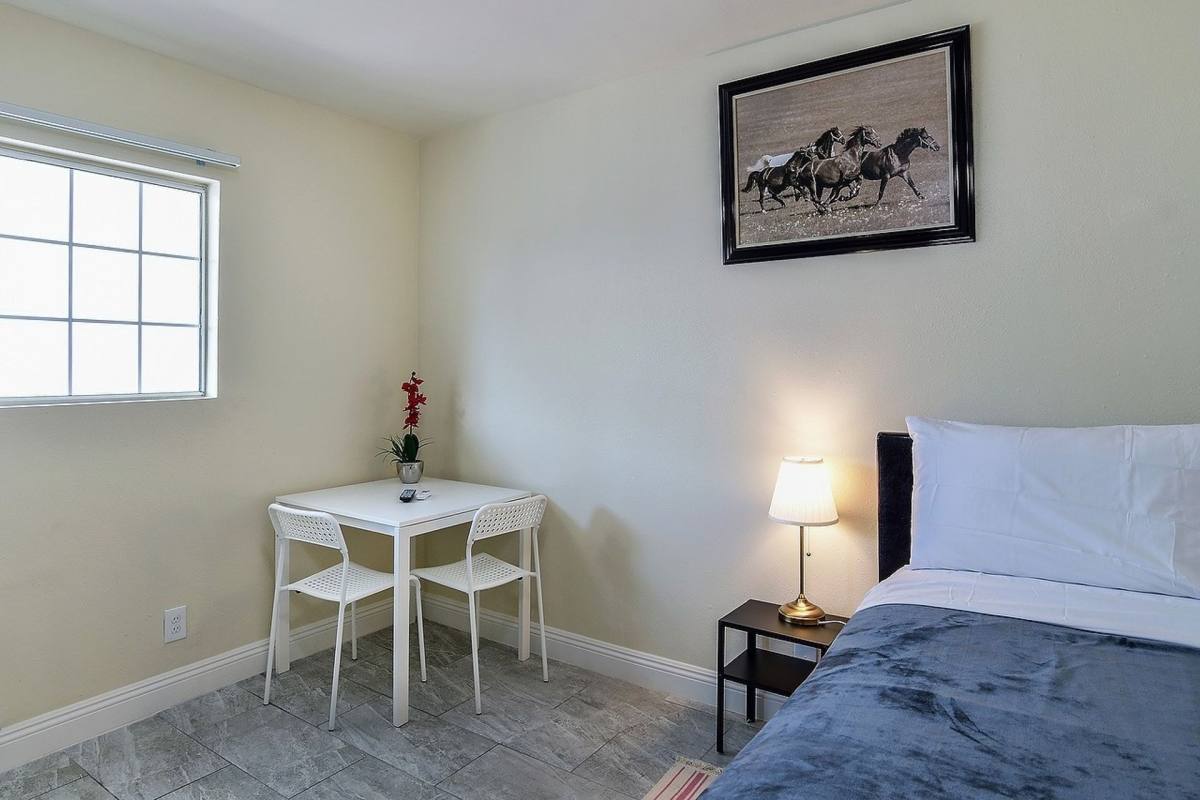 Apartment for rent at 4905 W Adams Blvd, Los Angeles, CA 90016
