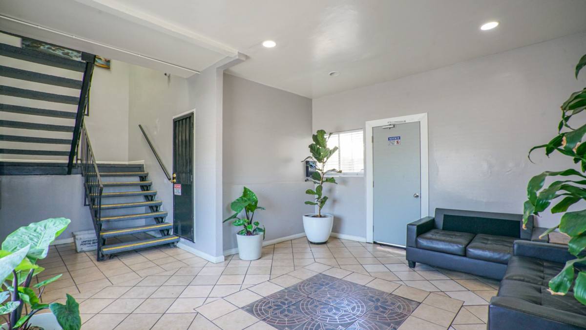 Apartment for rent at 4905 W Adams Blvd, Los Angeles, CA 90016