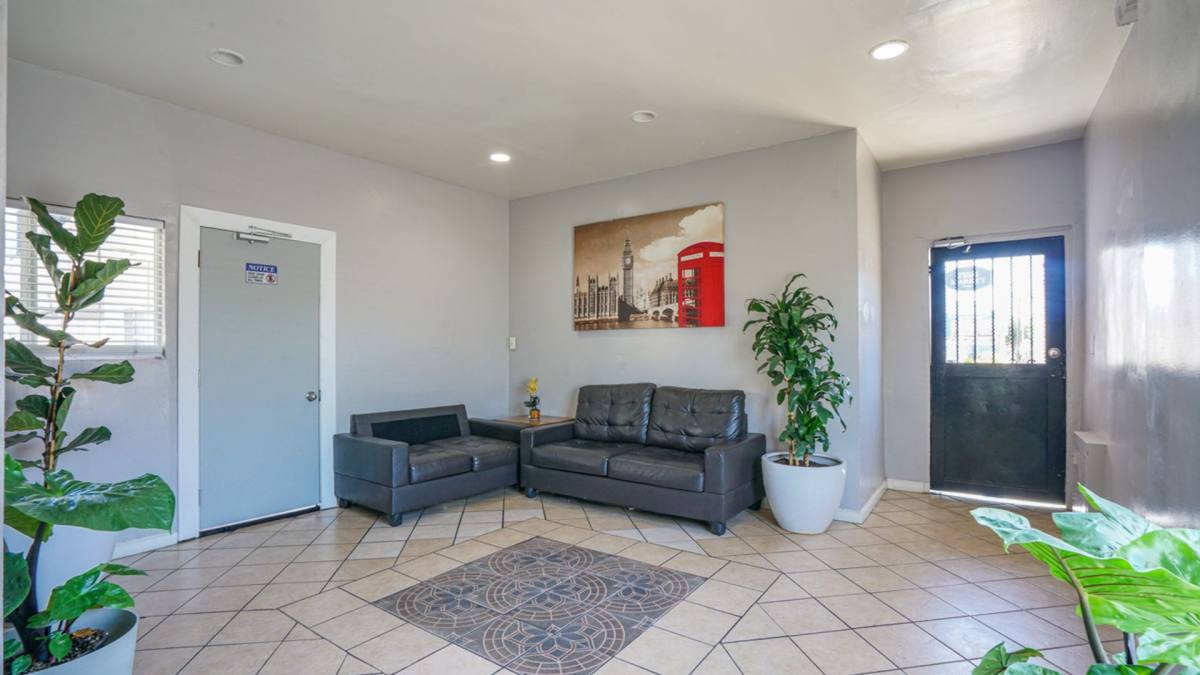 Apartment for rent at 4905 W Adams Blvd, Los Angeles, CA 90016