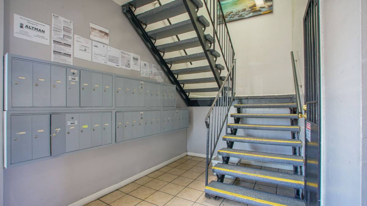Apartment for rent at 4905 W Adams Blvd, Los Angeles, CA 90016