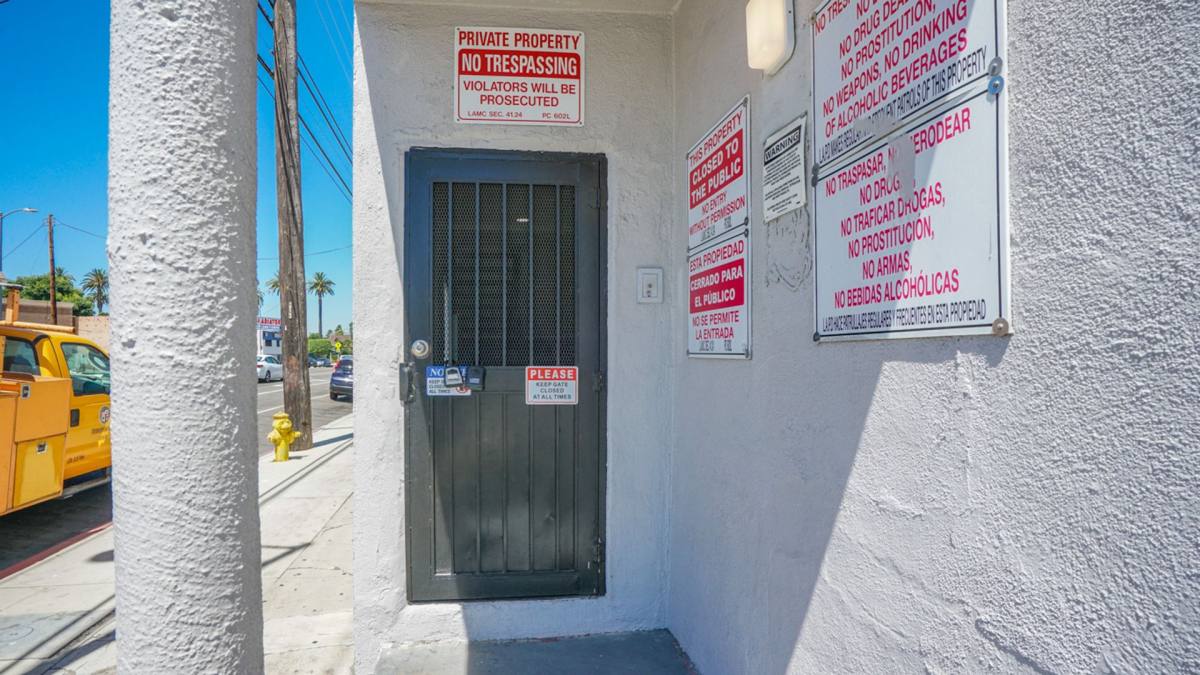 Apartment for rent at 4905 W Adams Blvd, Los Angeles, CA 90016