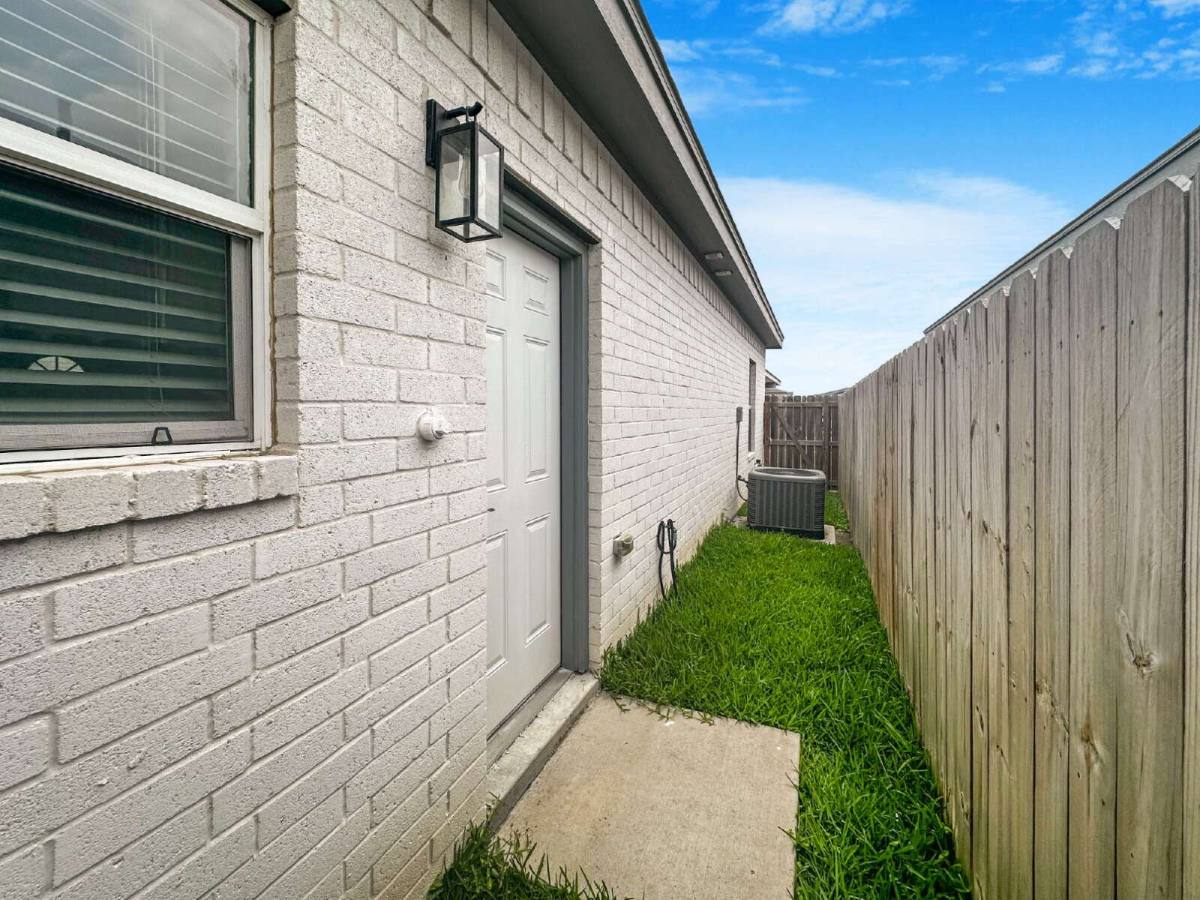 Apartment for rent at 1626 Playa Dr #1, Weslaco, TX 78596