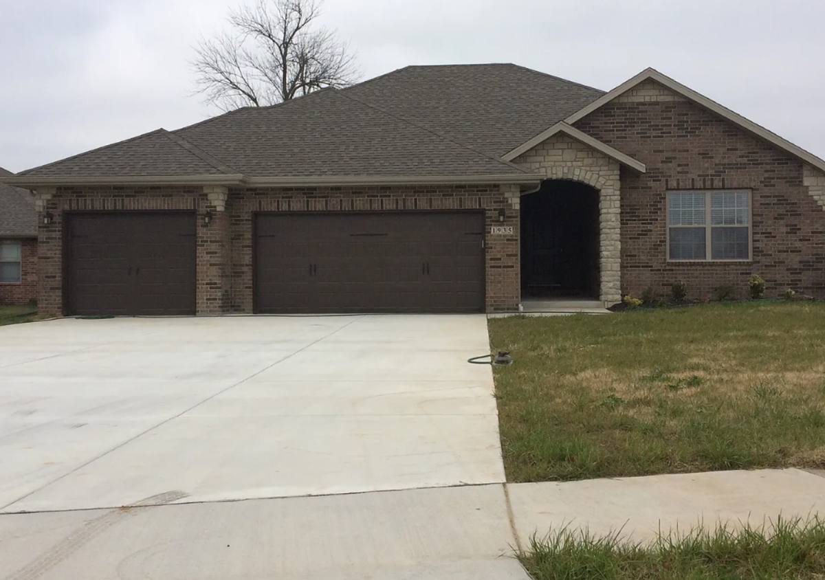 House for rent at 1935 N Pavilion Place, Strafford, MO 65757