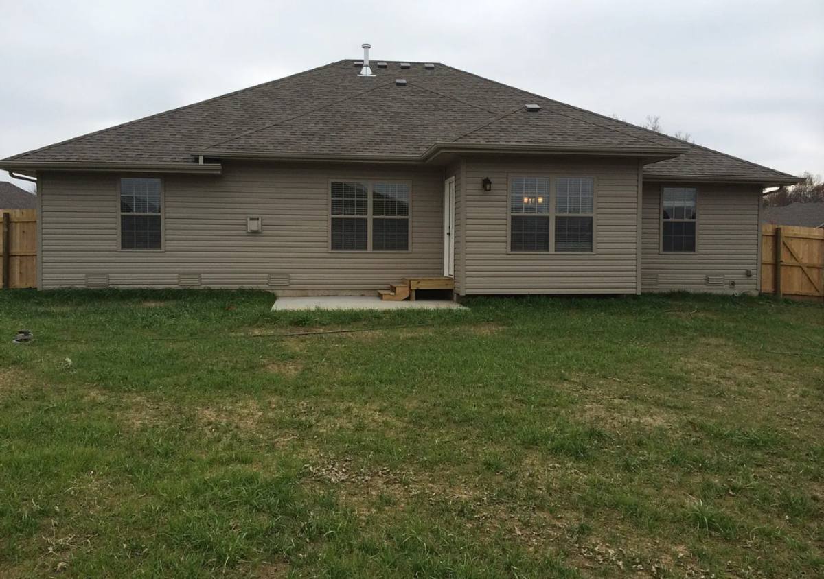 House for rent at 1935 N Pavilion Place, Strafford, MO 65757
