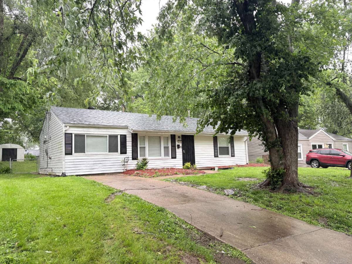 House for rent at 9814 Vickie Place, Saint Louis, MO 63136