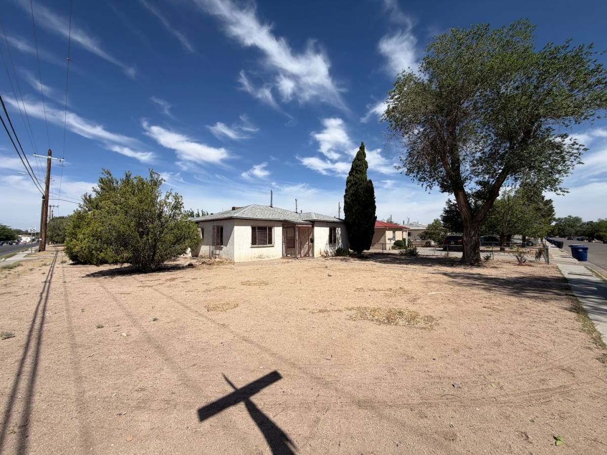 House for rent at 1801 Palomas Dr NE, Albuquerque, NM 87110
