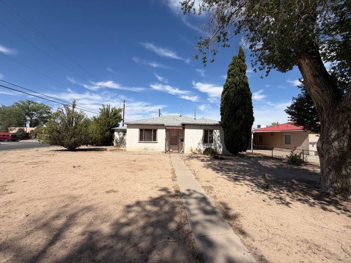 House for rent at 1801 Palomas Dr NE, Albuquerque, NM 87110