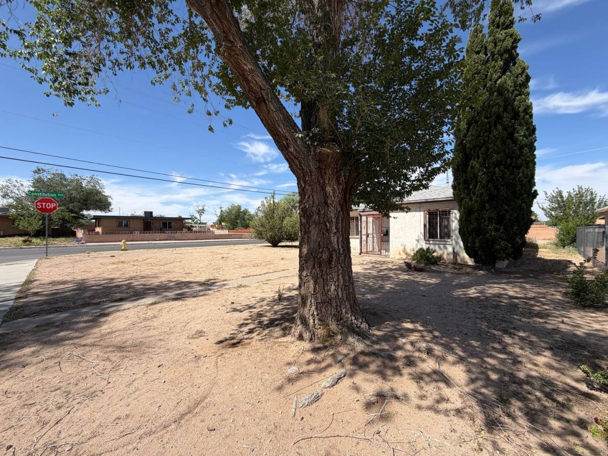House for rent at 1801 Palomas Dr NE, Albuquerque, NM 87110