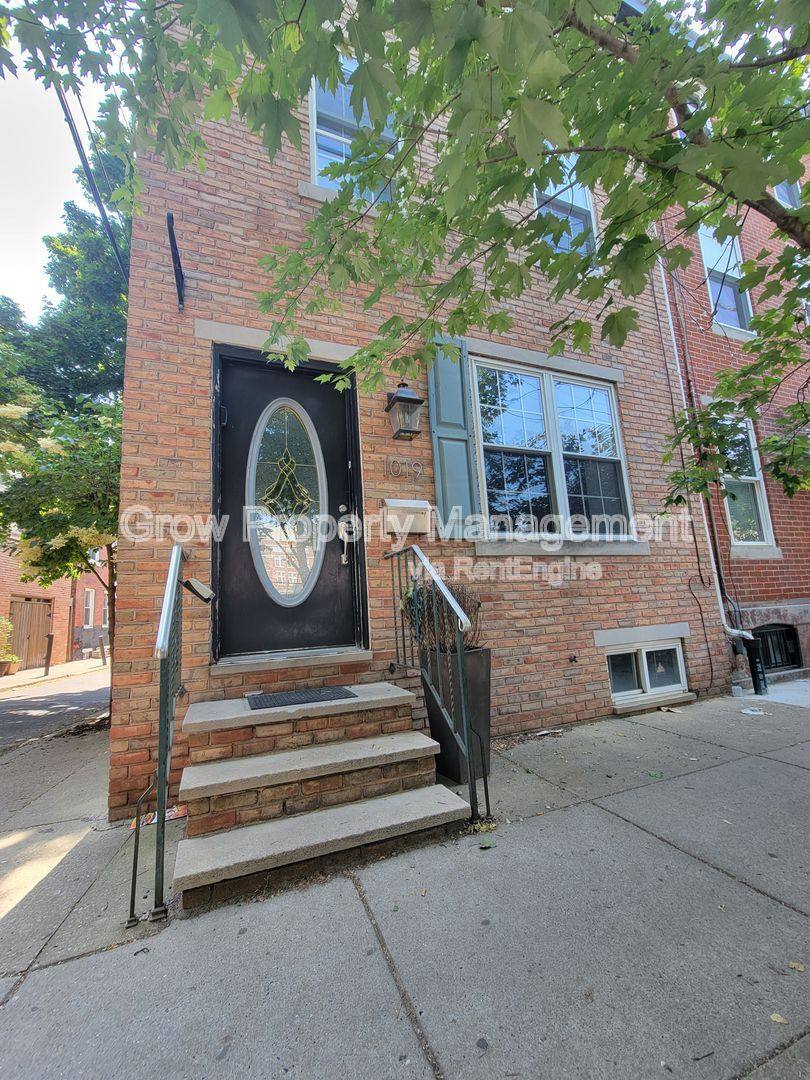 House for rent at 1019 S 10th St, Philadelphia, PA 19147