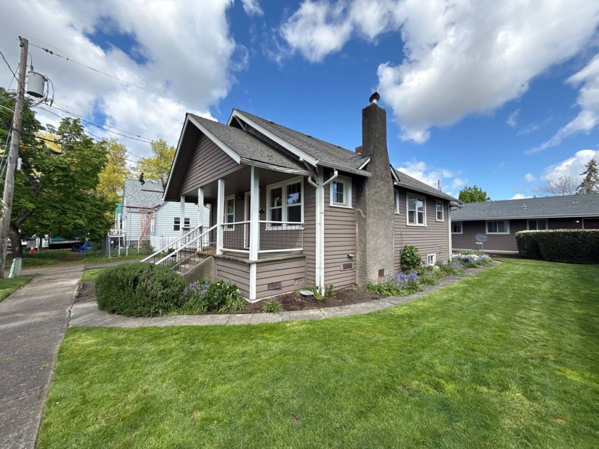 House for rent at 1165 Hood St NE, Salem, OR 97301
