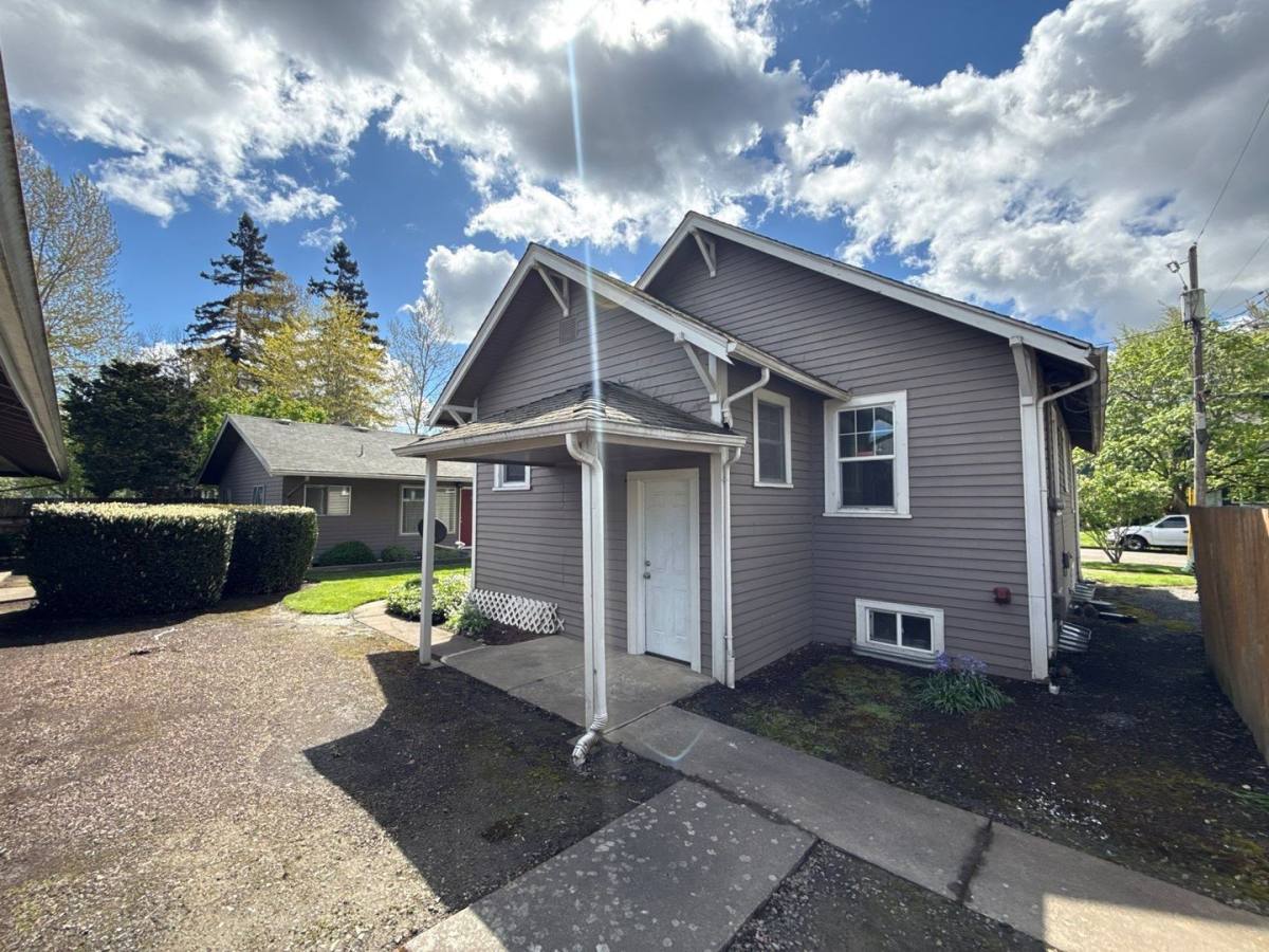 House for rent at 1165 Hood St NE, Salem, OR 97301