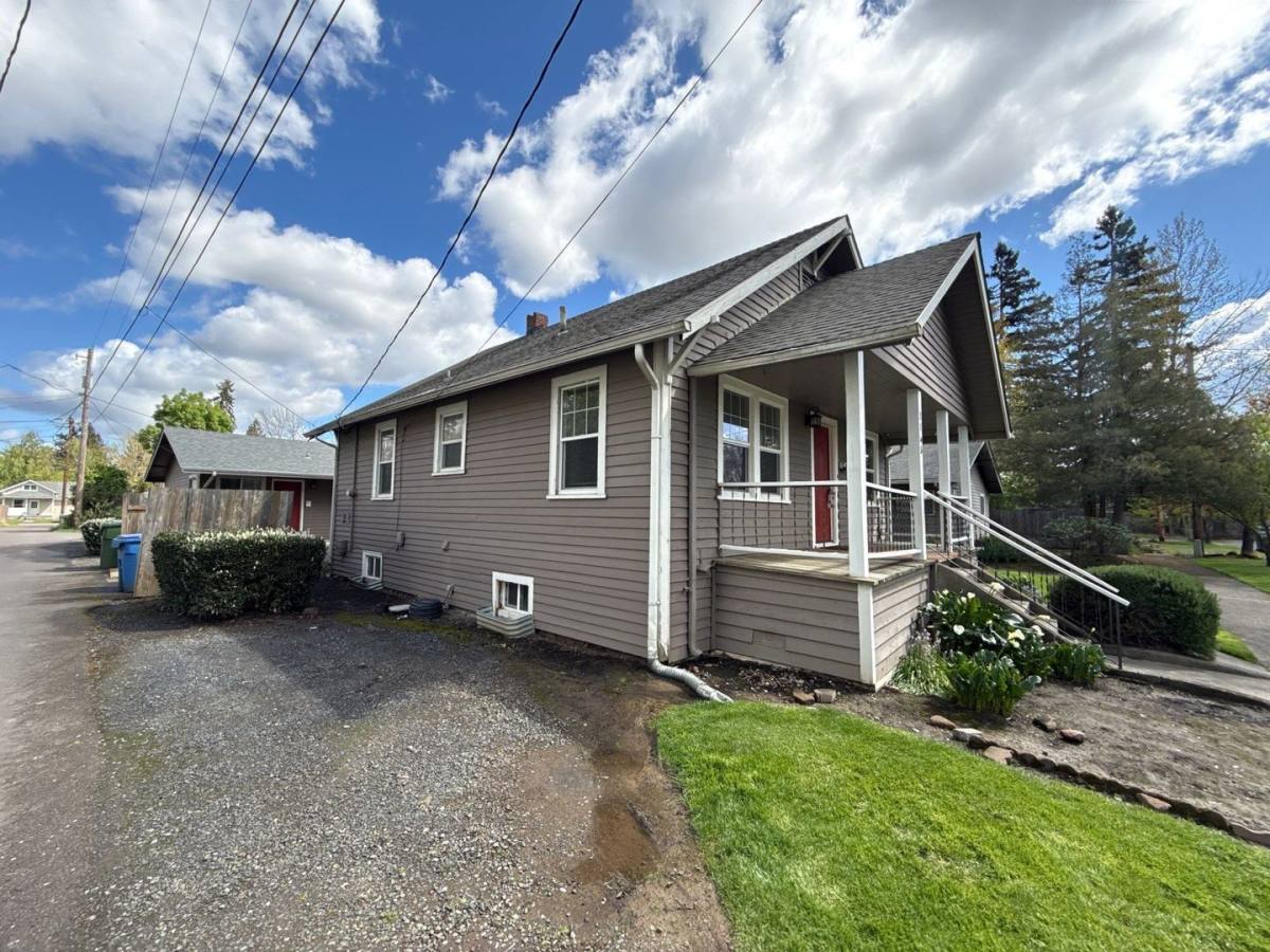 House for rent at 1165 Hood St NE, Salem, OR 97301