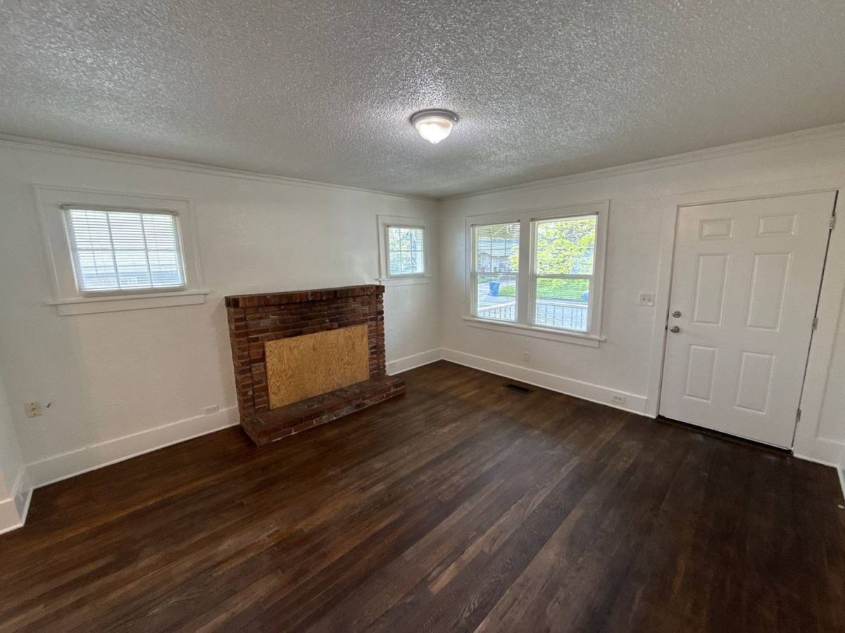 House for rent at 1165 Hood St NE, Salem, OR 97301