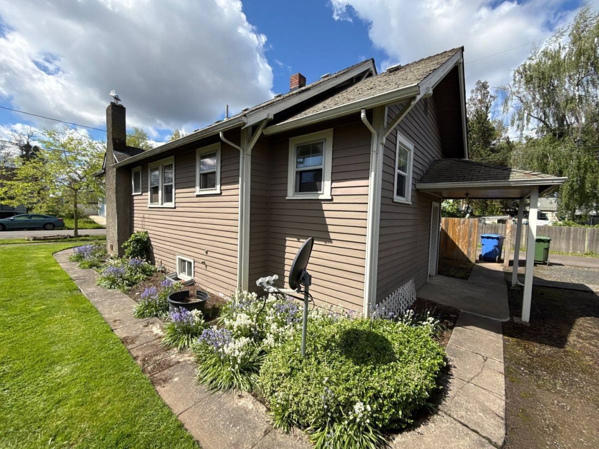 House for rent at 1165 Hood St NE, Salem, OR 97301