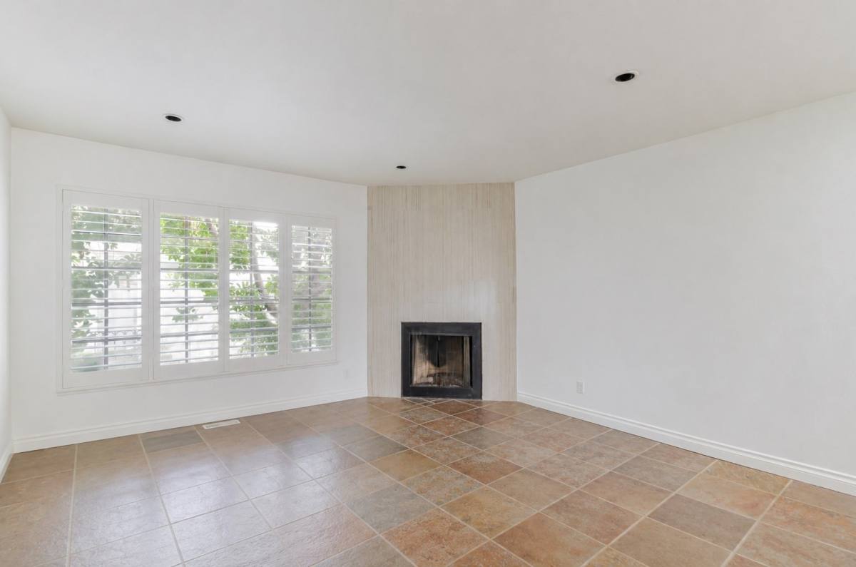 Townhouse for rent at 5820 Yolanda Ave #5, Tarzana, CA 91356