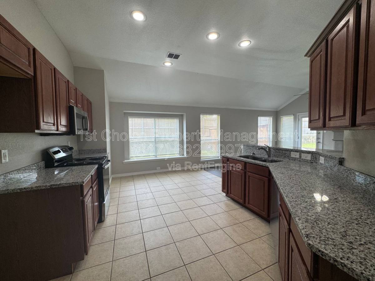 House for rent at 924 Marist Dr, Fort Worth, TX 76120